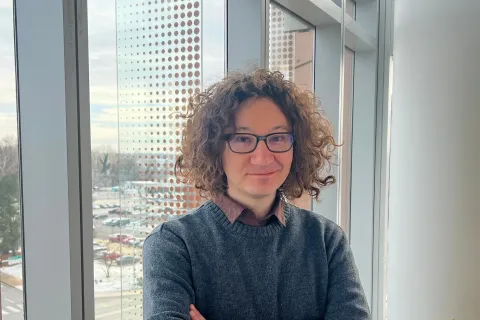 Marcus Fedarko stands in front of a window.