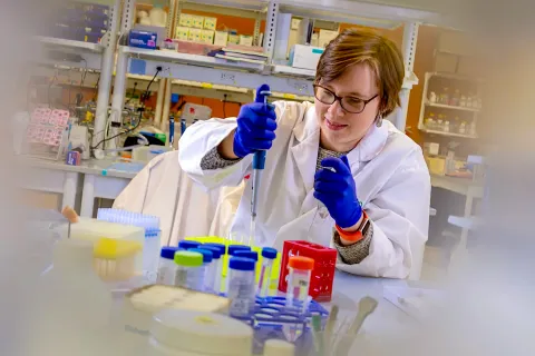 Katharina Maisel doing experiments in a lab