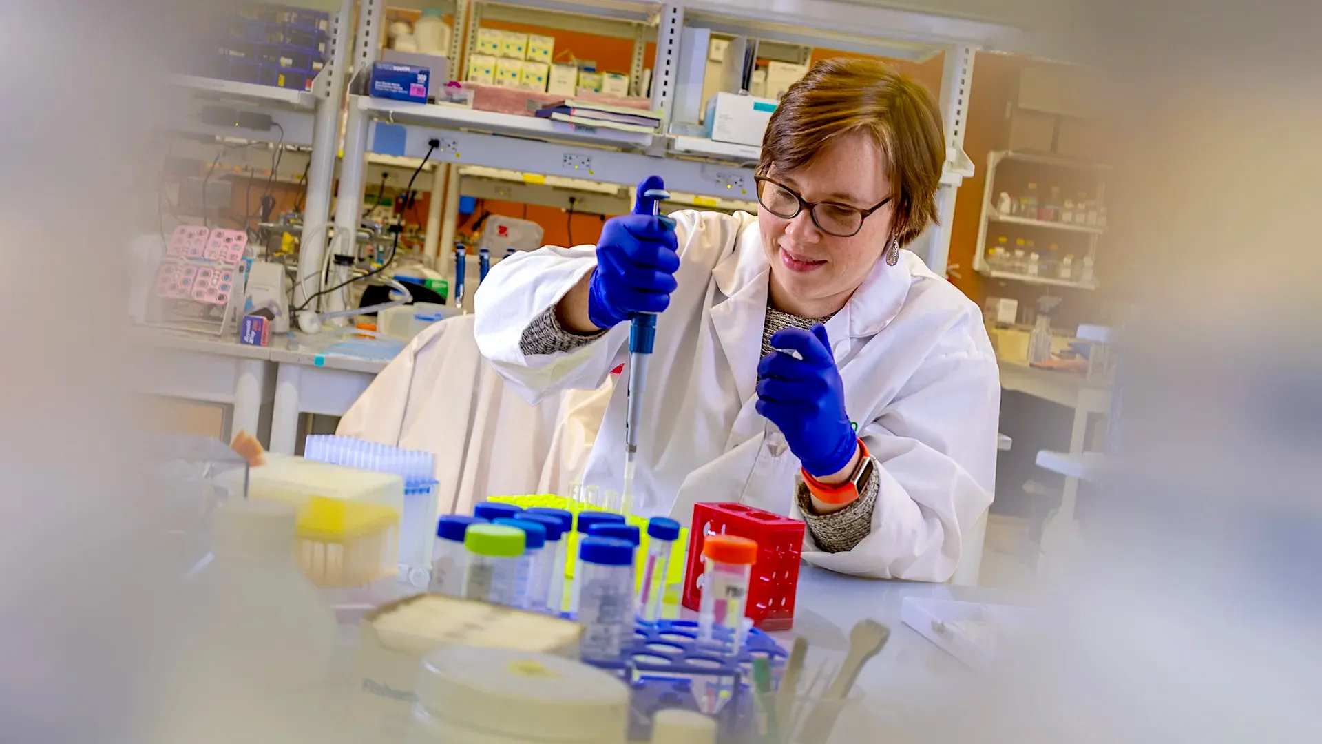 Katharina Maisel doing experiments in a lab