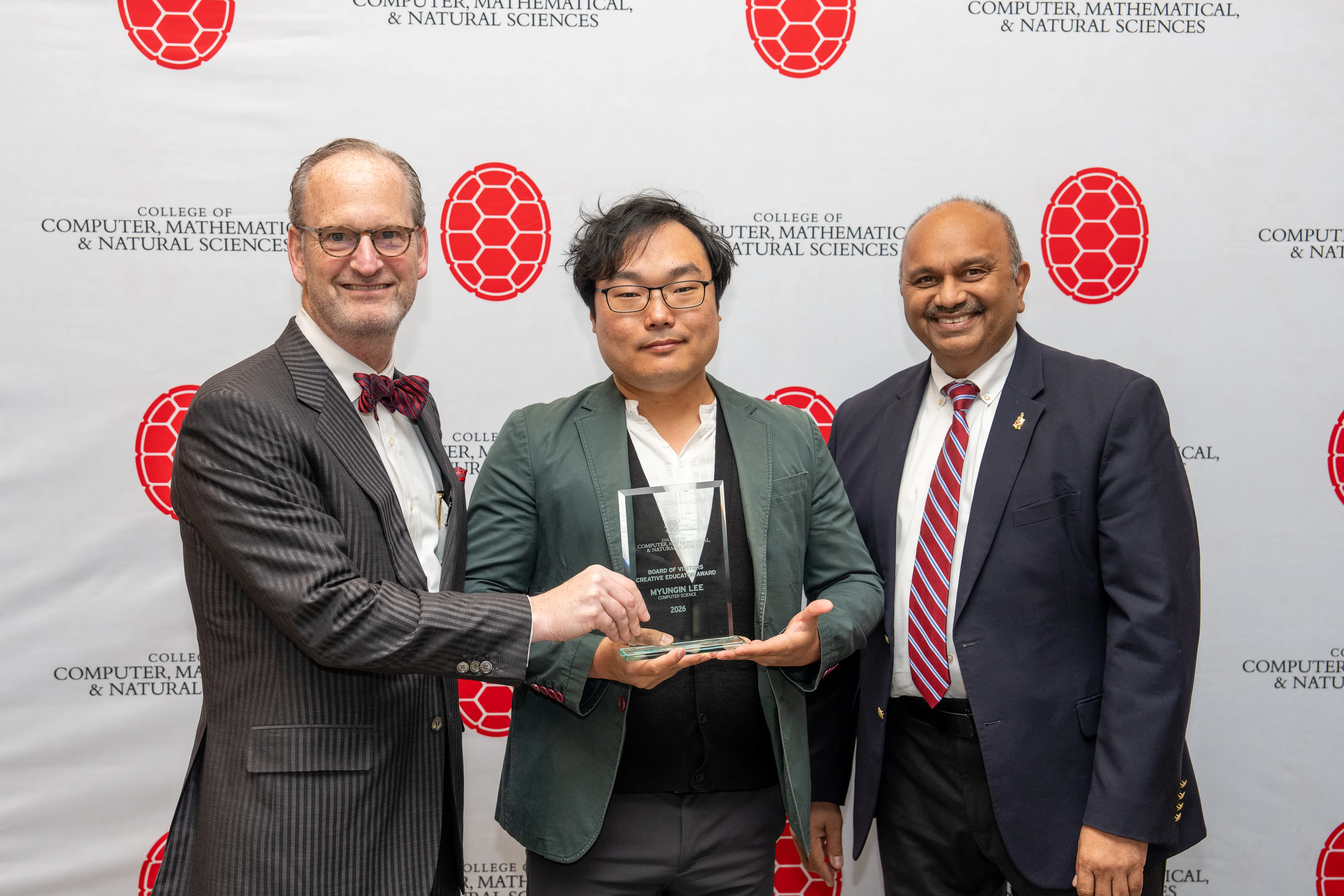 Myungin Lee and Amitabh Varshney with CMNS award